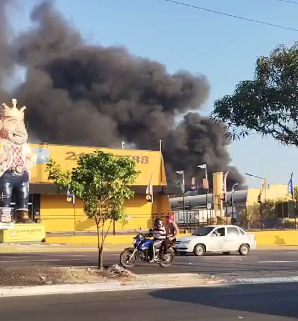 Incêndio em prédio assusta populares em avenida de Manaus, veja vídeo 