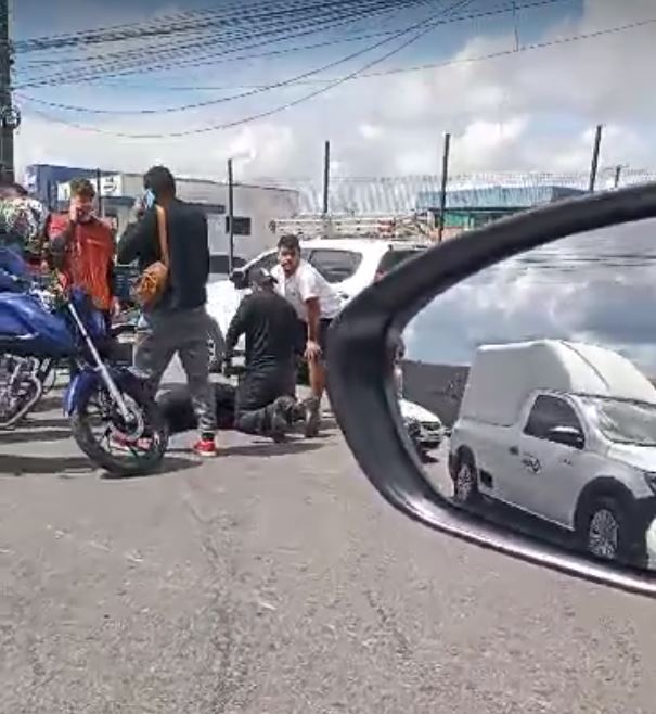 Mulher fica ferida em acidente com motocicleta em avenida de Manaus 
