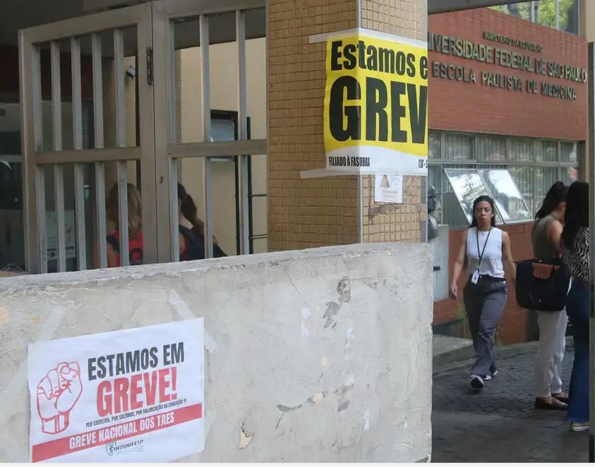 Fim da greve: professores e técnicos universitários assinam acordo