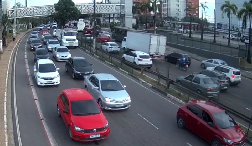 Micro-ônibus em pane mecânica trava trânsito na Av. Coronel Teixeira