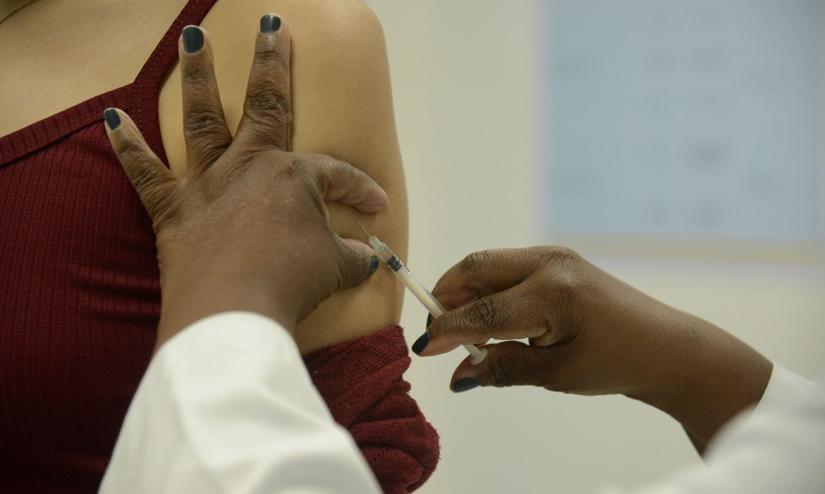 Fiocruz indica exigência de vacinação em ambientes de trabalho