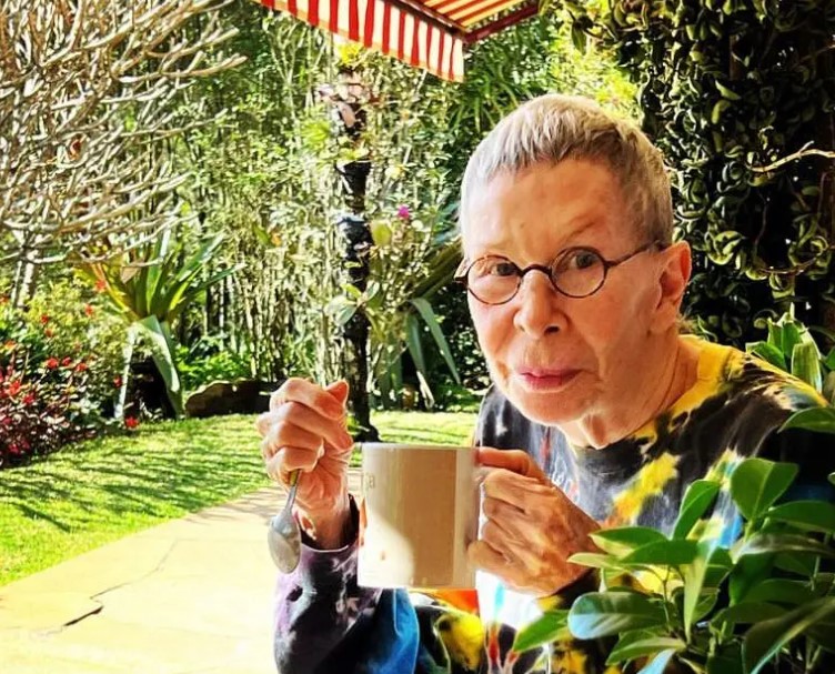 Rita Lee recebe alta hospitalar e vai para casa