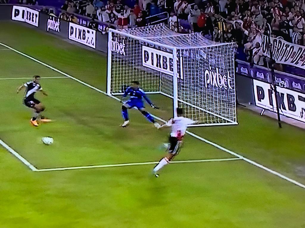 Vasco põe reforços em campo e perde por 3 a 0