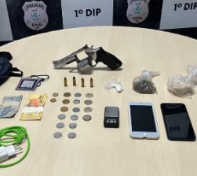 Dupla é presa com arma e drogas em beco no Petrópolis