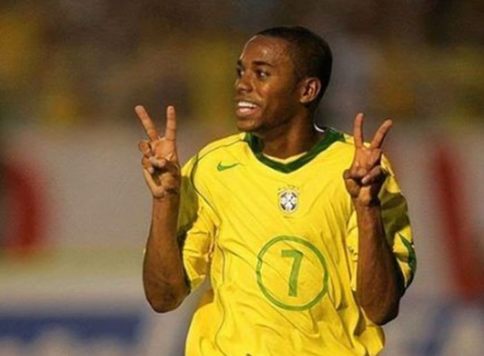 Robinho cogita voltar a jogar aos 38 anos e é procurado por time de Santos
