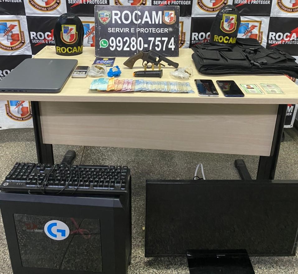 Foragido é preso com arma, colete à prova de balas e drogas em Manaus