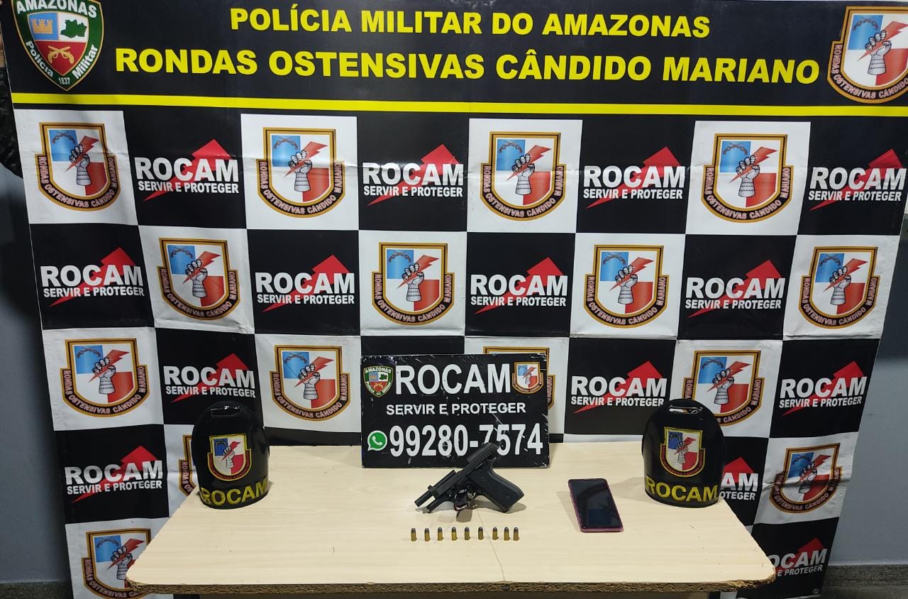 Mulher é presa com arma após companheiro abandonar ao fugir da PM em Manaus