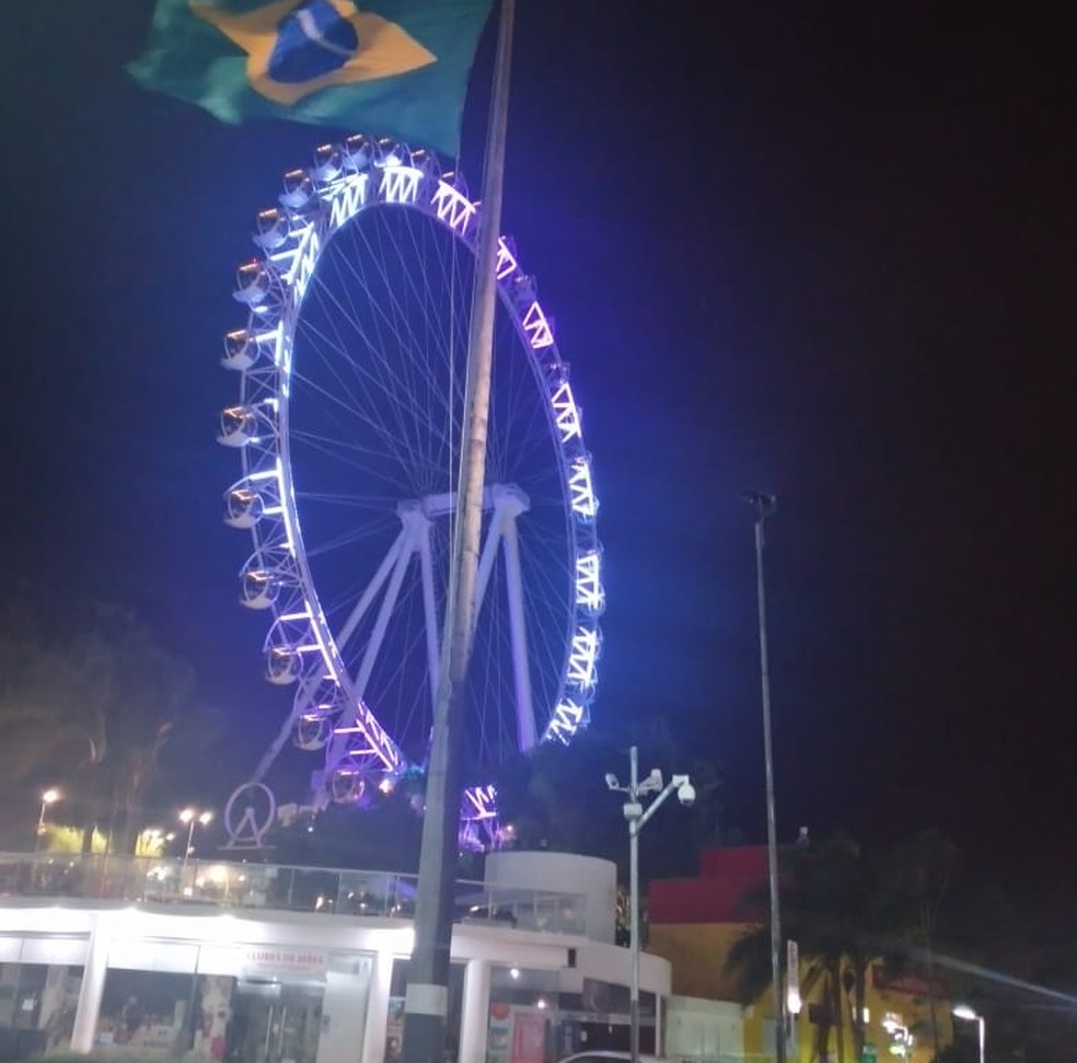 Funcionários esquecem de turistas em cabine de roda gigante