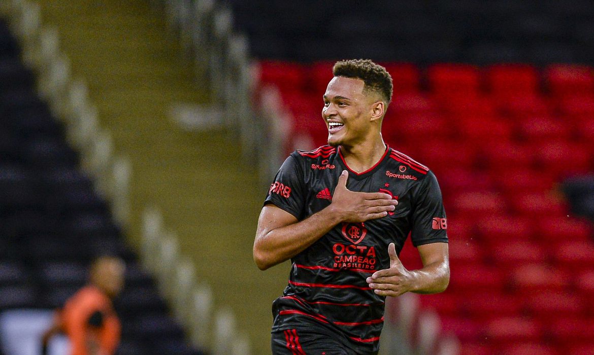 Flamengo vence o Macaé e lidera Campeonato Carioca