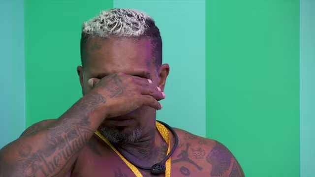 Rodriguinho chora por críticas, mas se gaba: 'não ganha em 3 anos o que eu gasto 3 meses' 