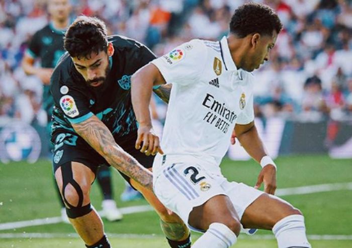 Rodrygo garante vitória do Real em jogo marcado por homenagens a Vinicius Júnior