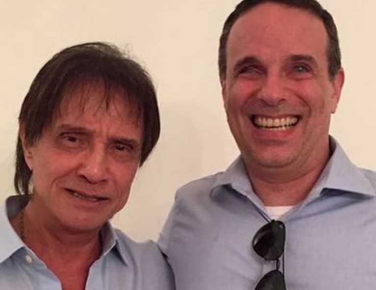 Desolado, Roberto Carlos participa de missa do 7º dia do filho, Dudu Braga