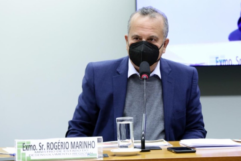 Ministro confirma reunião com filho 04 de Bolsonaro em depoimento à Câmara