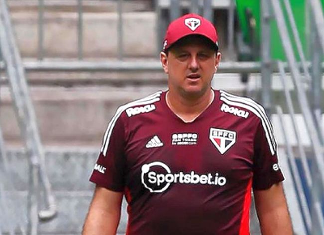 Mantido pelo São Paulo, Rogério Ceni ainda corre risco por clima interno