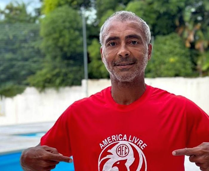 Romário registra chapa e vai concorrer à presidência do América-RJ