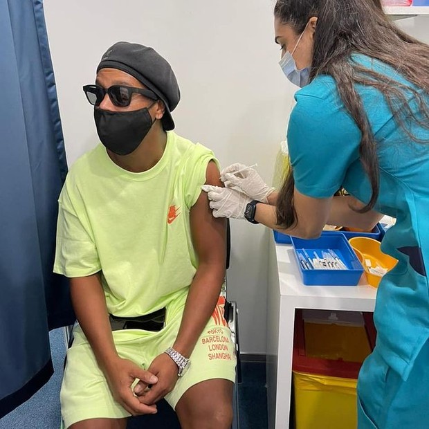Ronaldinho Gaúcho é vacinado contra Covid-19 em Dubai