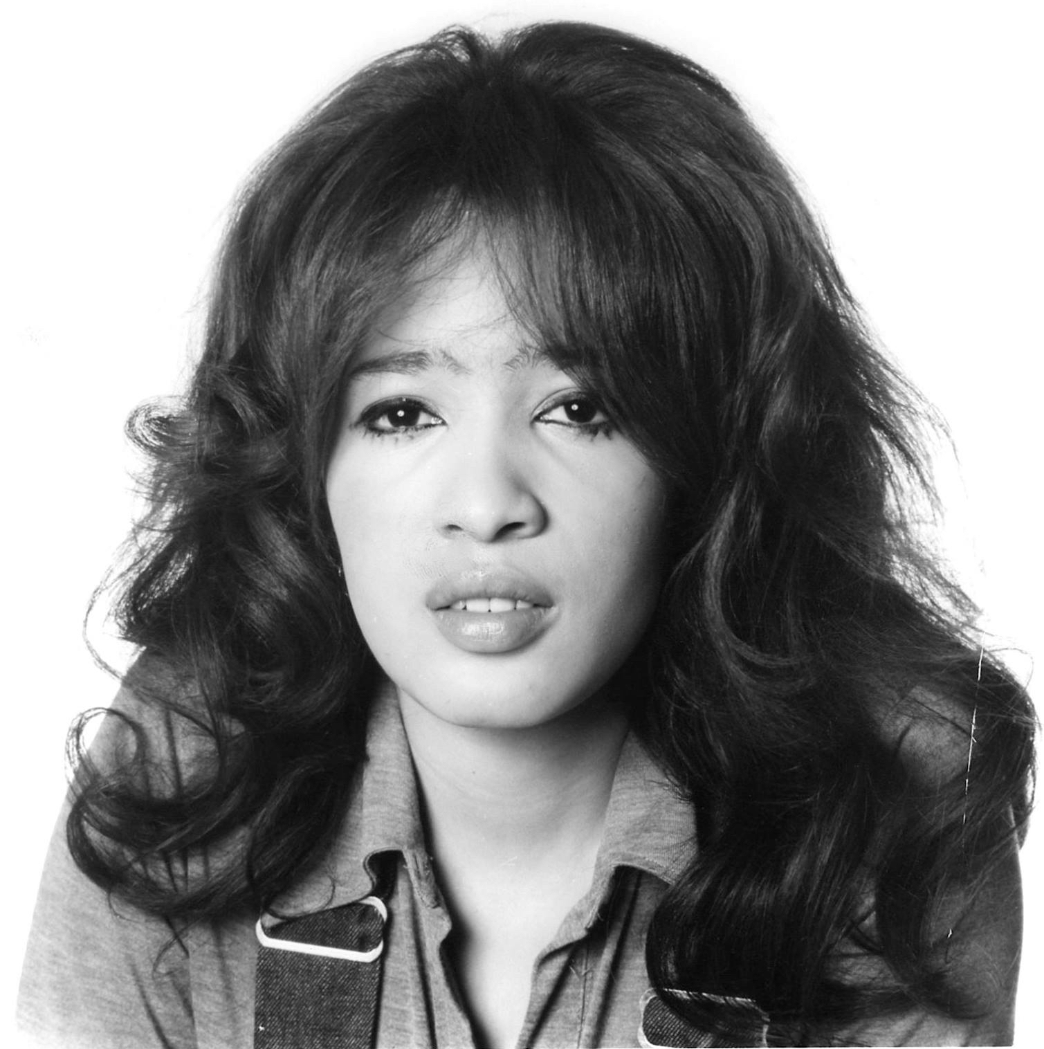 Morre Ronnie Spector, líder e vocalista da banda Ronettes, aos 78 anos