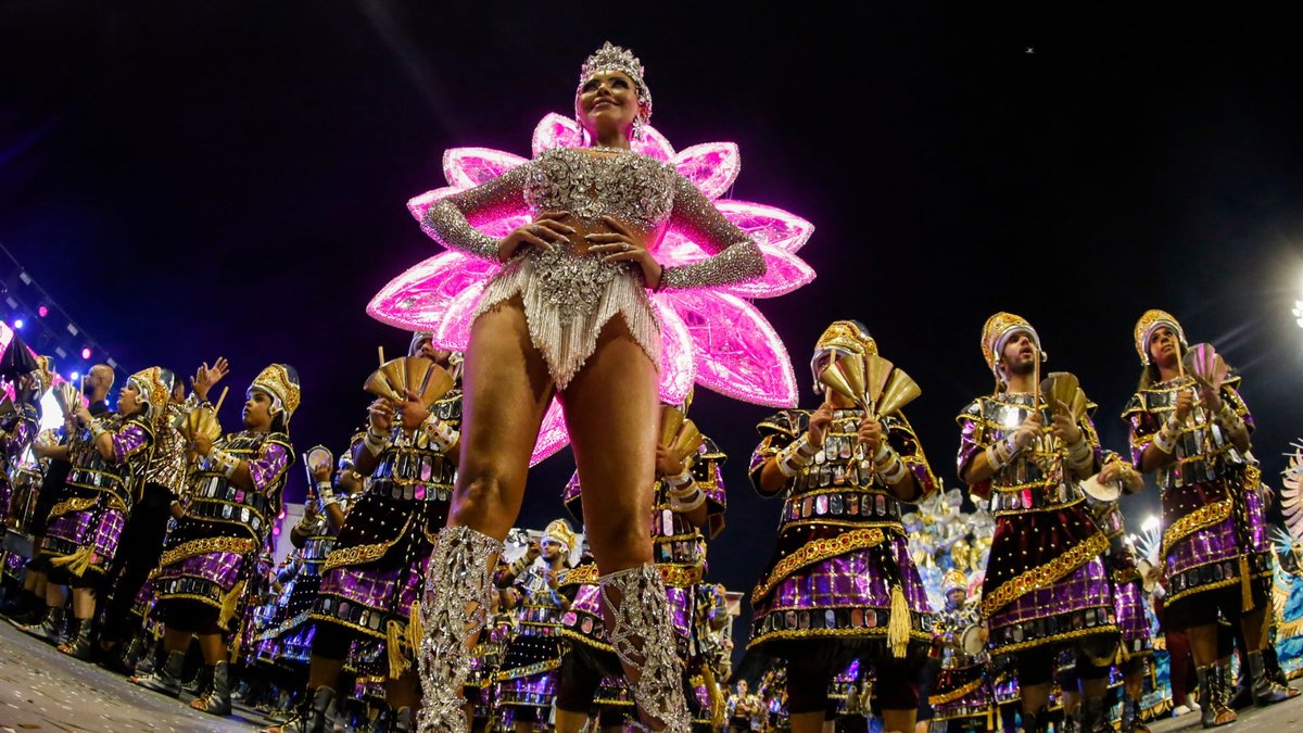 De campeã a rebaixada: Rosas de Ouro demite equipe após fiasco no Carnaval