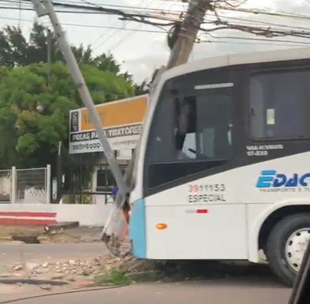 Rota desgovernada arranca poste e deixa avenida sem energia em Manaus