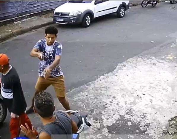 Assaltantes roubam motociclista e ameaçam atirar em testemunhas em Manaus