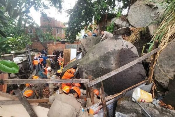 Pedra desliza sobre casa e jovem fica com as pernas presas