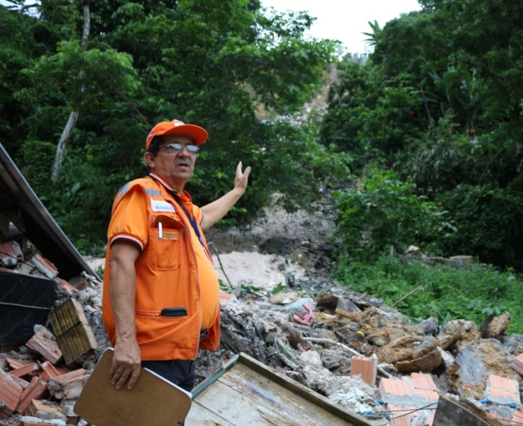Barranco desliza e casa corre risco de desabar após temporal em Manaus
