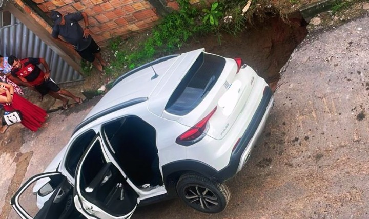 Carro despenca em cratera aberta em rua do bairro Campo Sales