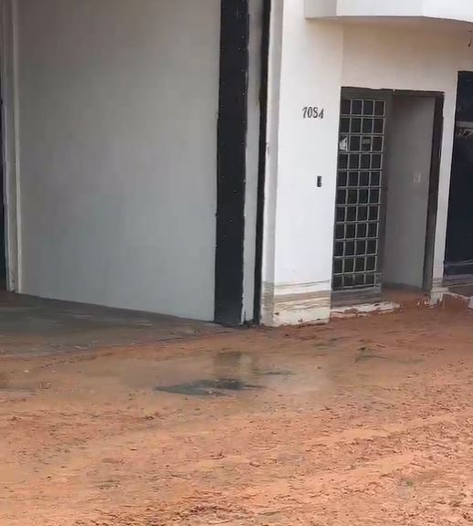 Rio de lama invadiu casas após rompimento de tubulação na Ponta Negra