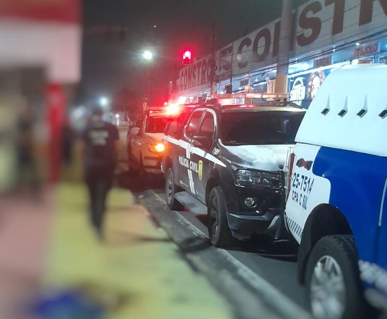 Homem é executado com 5 tiros na cabeça na frente de lanche no Parque 10