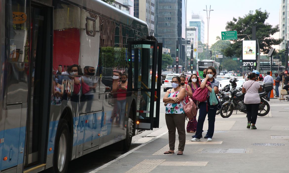 Brasil registra 14.642 casos e 731 mortes em 24 horas