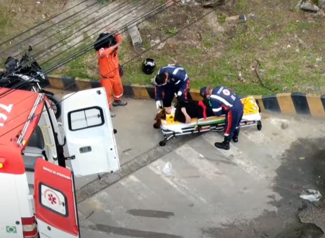 Derramamento de barro causa acidente com mulher ferida em avenida de Manaus