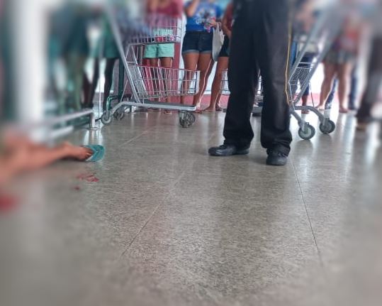 Homem leva tiro na cabeça na porta do Supermercado DB em Manaus 