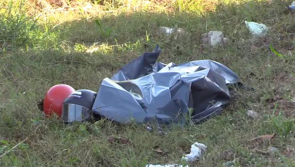 Idoso se mexe em saco durante reportagem após Samu constatar óbito