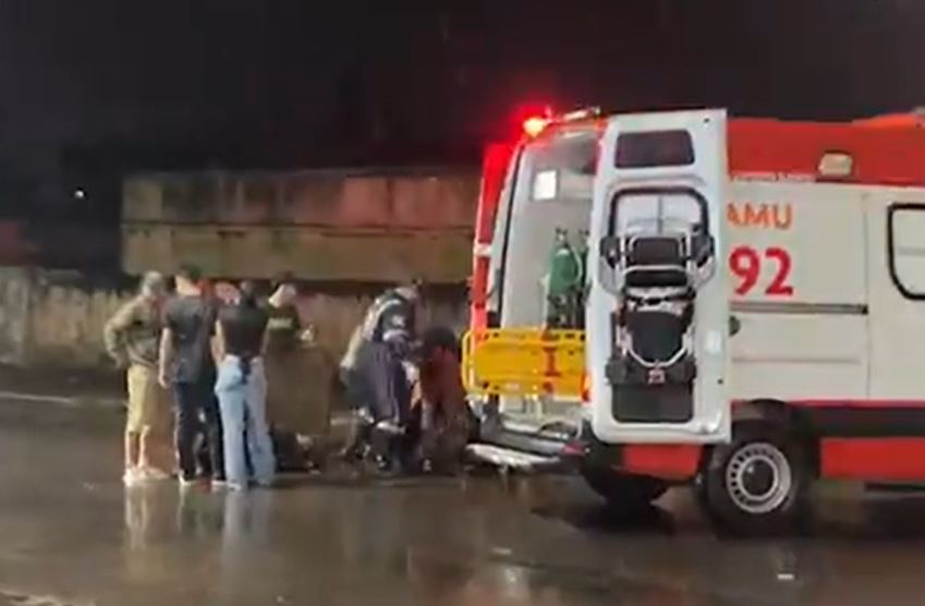 Casal fica ferido em acidente entre carro e moto em Itacoatiara