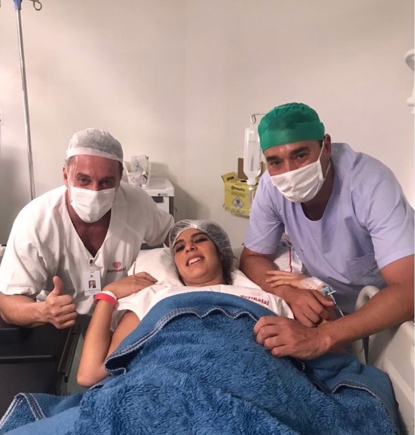 André Rizek mostra fotos do nascimento dos gêmeos com Andréia Sadi 