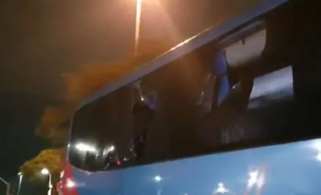 Ônibus do Flamengo é apedrejado por torcedores do Corinthians