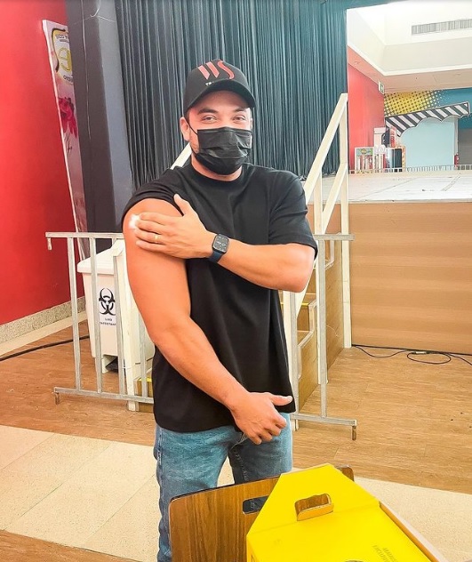 Wesley Safadão comemora 1ª dose da vacina contra covid-19 aos 32 anos