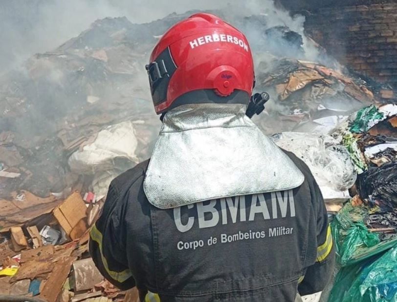 Depósito de sucatas pega fogo em avenida de Manaus