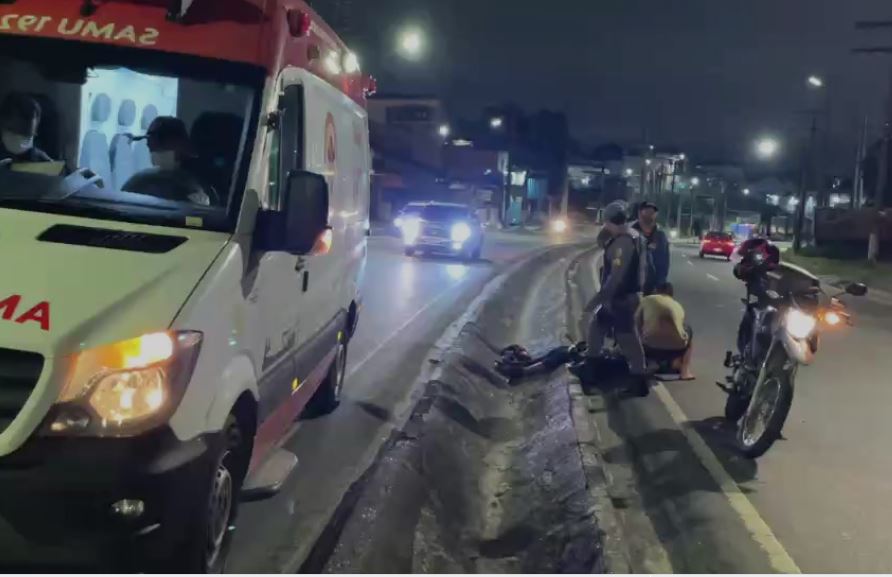 Homem fica ferido ao cair com motocicleta em canteiro central Manaus