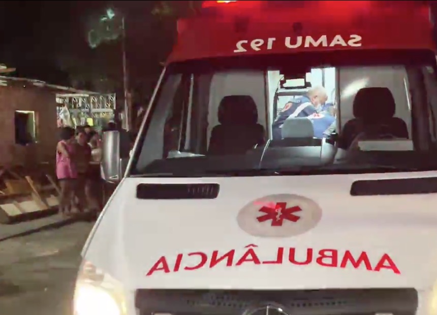 Homem sofre ataque de criminosos e é esfaqueado em rua de Manaus