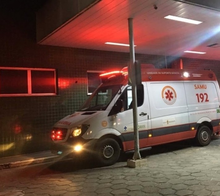 Criança fica ferida após moto ser esmagada por ônibus no Manoa