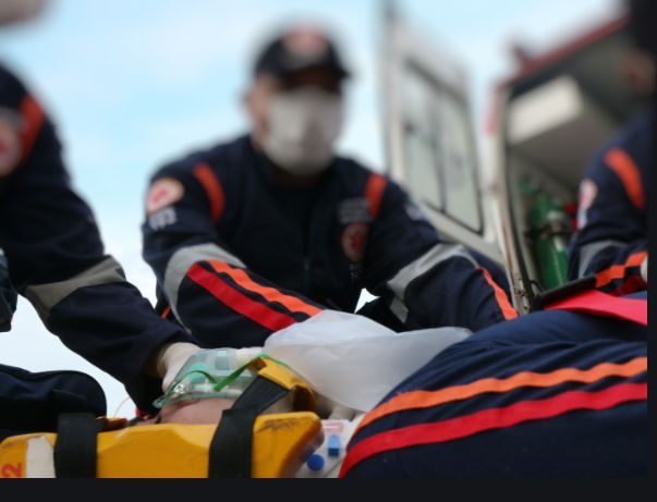 Idoso leva tiro no rosto ao reagir a assalto na frente de casa em Manaus 