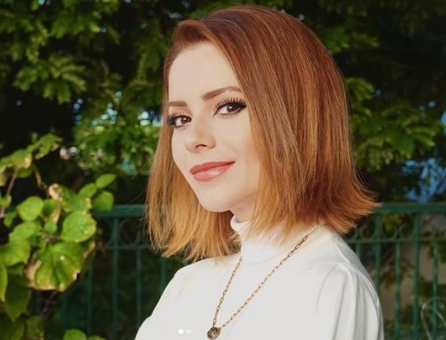 Sandy radicaliza no visual e surge ruiva; veja fotos