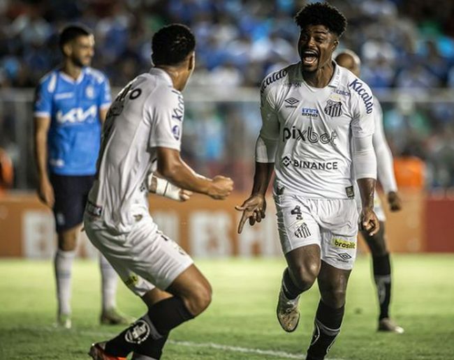 Santos 'esquece' adaptação e não dá tempo antes da estreia dos reforços