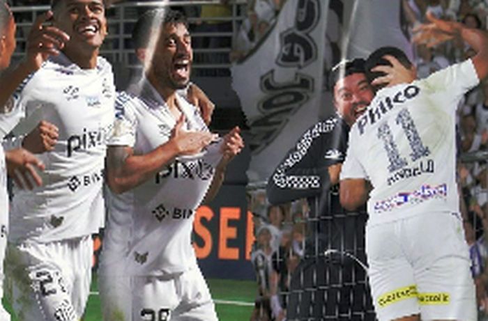 Torcida abraça o Santos mesmo após vexame e motiva elenco antes de decisões