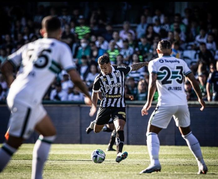 Em jogo de portões fechados, Santos enfrenta o Goiás na manhã deste domingo