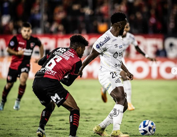 Troca de comando esfria negociações do Santos por reforços