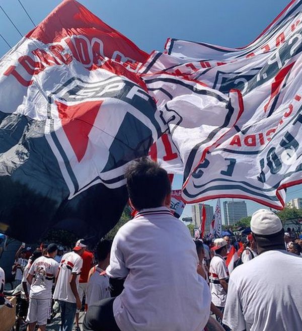 Diretor explica como torcida fez São Paulo manter elenco e trazer reforços