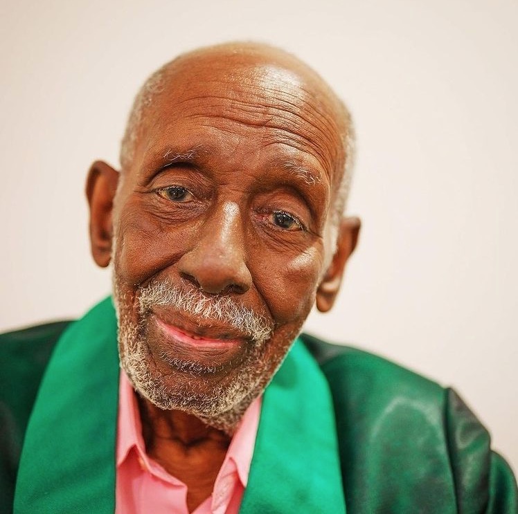 Sambista Nelson Sargento morre de covid-19 no Rio