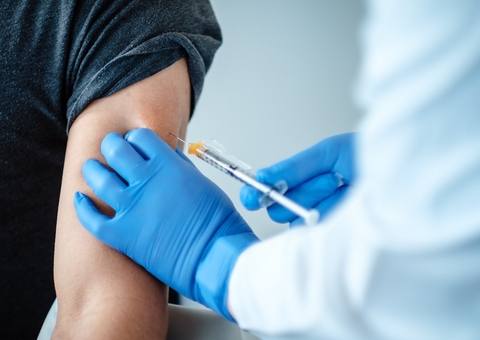 Pfizer analisa se mesmo imunizadas, pessoas possam transmitir o coronavírus